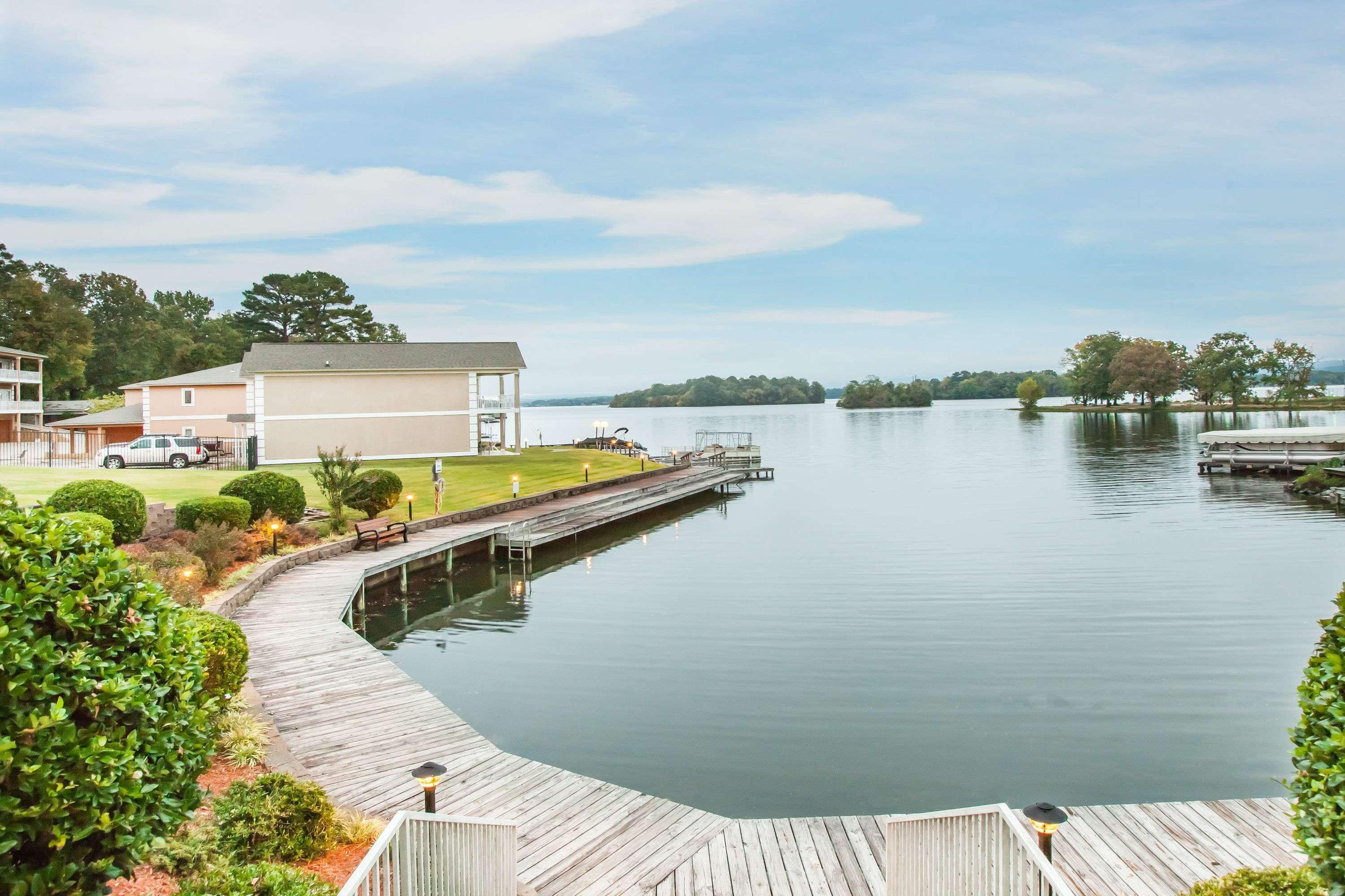 Baymont On The Lake By Wyndham Hot Springs Exteriör bild